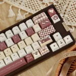 Playful angle of the adorable PBT dye-sub coffee bear keycap set. Its charming cartoon design with warm, earthy tones brings whimsical coziness to the keyboard.
