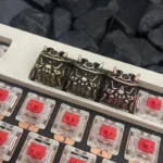 Close-up of a premium handcrafted Japanese Oni Keycap, showcasing the intricate samurai mask design with vintage and bright finishes for mechanical keyboard.
