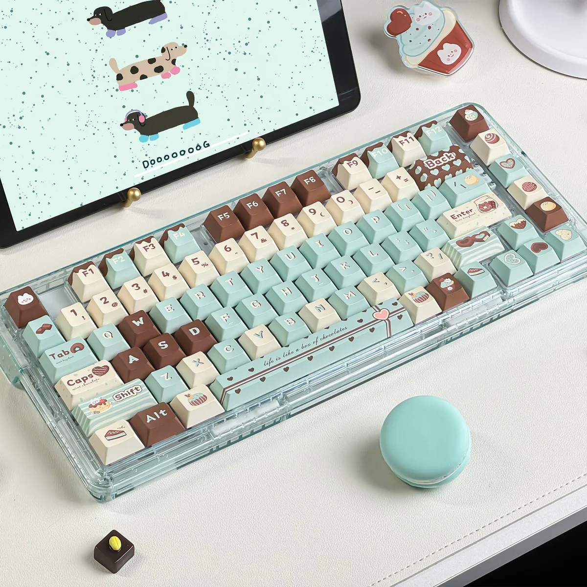 This premium 150-key PBT Dye-Sub Mint Chocolate keycap set includes a puller, showcasing delightful mint green and warm chocolate brown hues.