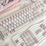 My Melody Sweet Date 134-keycap set. Pastel hues, whimsical My Melody illustrations on Cherry profile keycaps for kawaii keyboard customization.