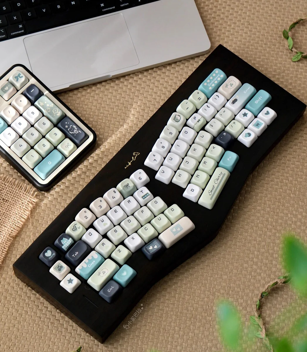 Literary Quest PBT keycap set: durable, dye-sublimated with artistic ancient motifs. Unique literary theme evokes wisdom and exploration.