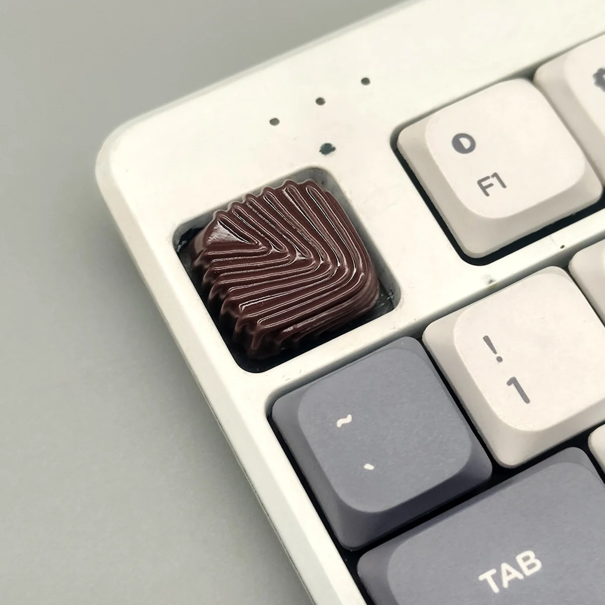 Chocolate resin low-shaft keycap featuring a rich chocolate shell pattern, evoking decadent dessert aesthetics. Handcrafted for a premium feel.