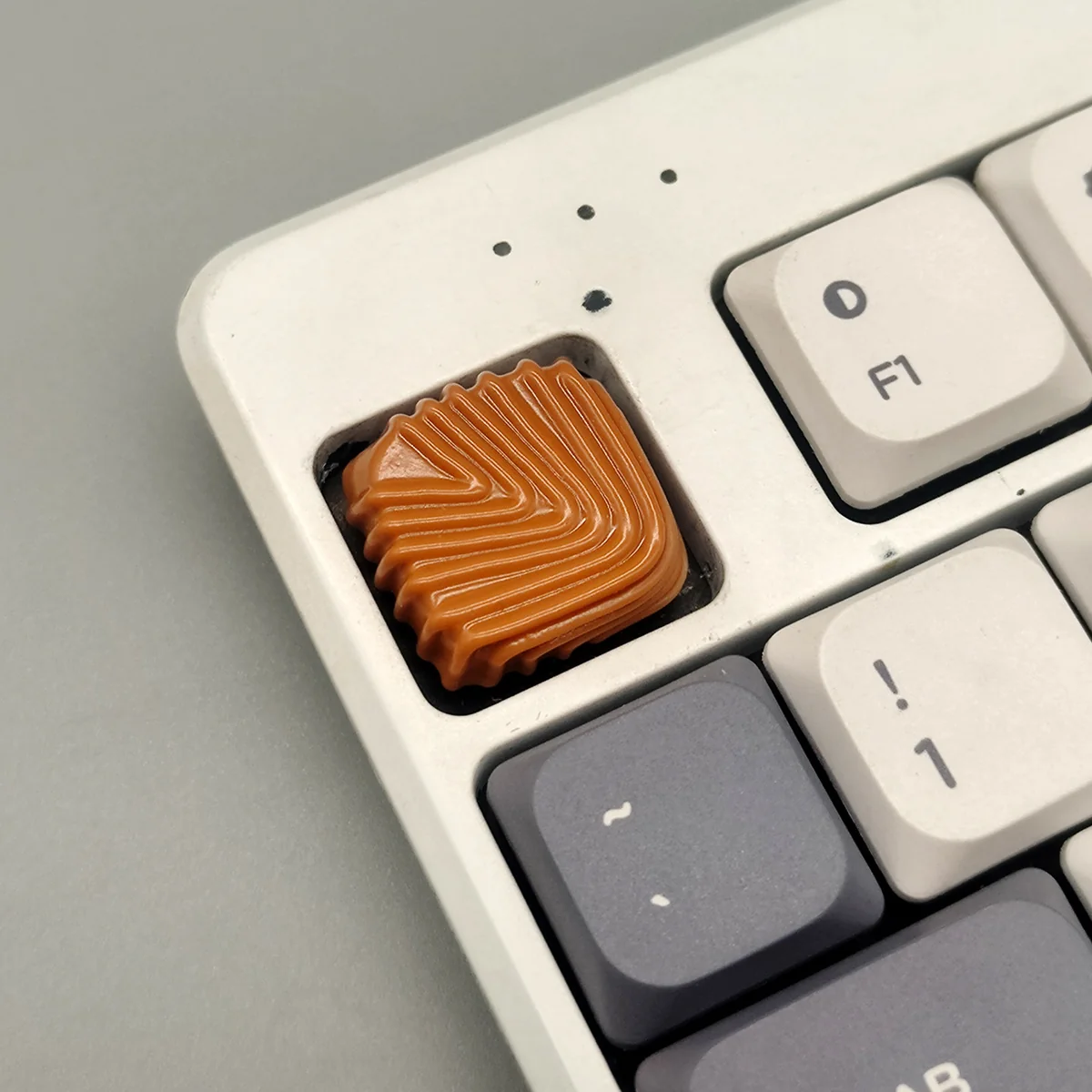 Chocolate resin low-shaft keycap with a delectable caramel shell pattern. This handcrafted piece embodies dessert-inspired aesthetics for a premium keyboard setup.