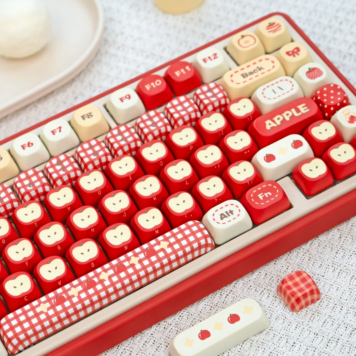 Explore the Apple UR82 tri-mode mechanical keyboard, featuring its playful 'Apple' hue, compact ergonomic layout, and dynamic RGB lighting.