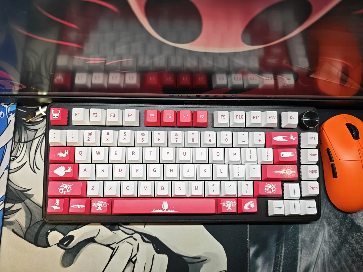 Hollow Knight The Knight PBT keycap set with soulful Cherry profile. Multiple angles reveal its minimalist dark fantasy, melancholic design.