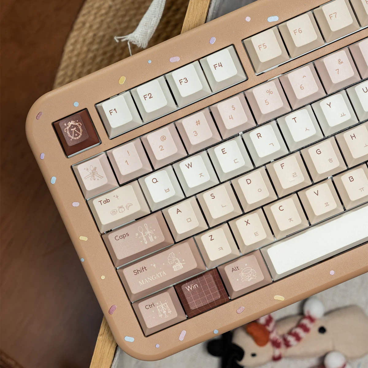 Caramel Maillard PBT dye-sub keycap set, a close-up revealing rich caramel and earthy tones. Durable Cherry profile for premium typing.
