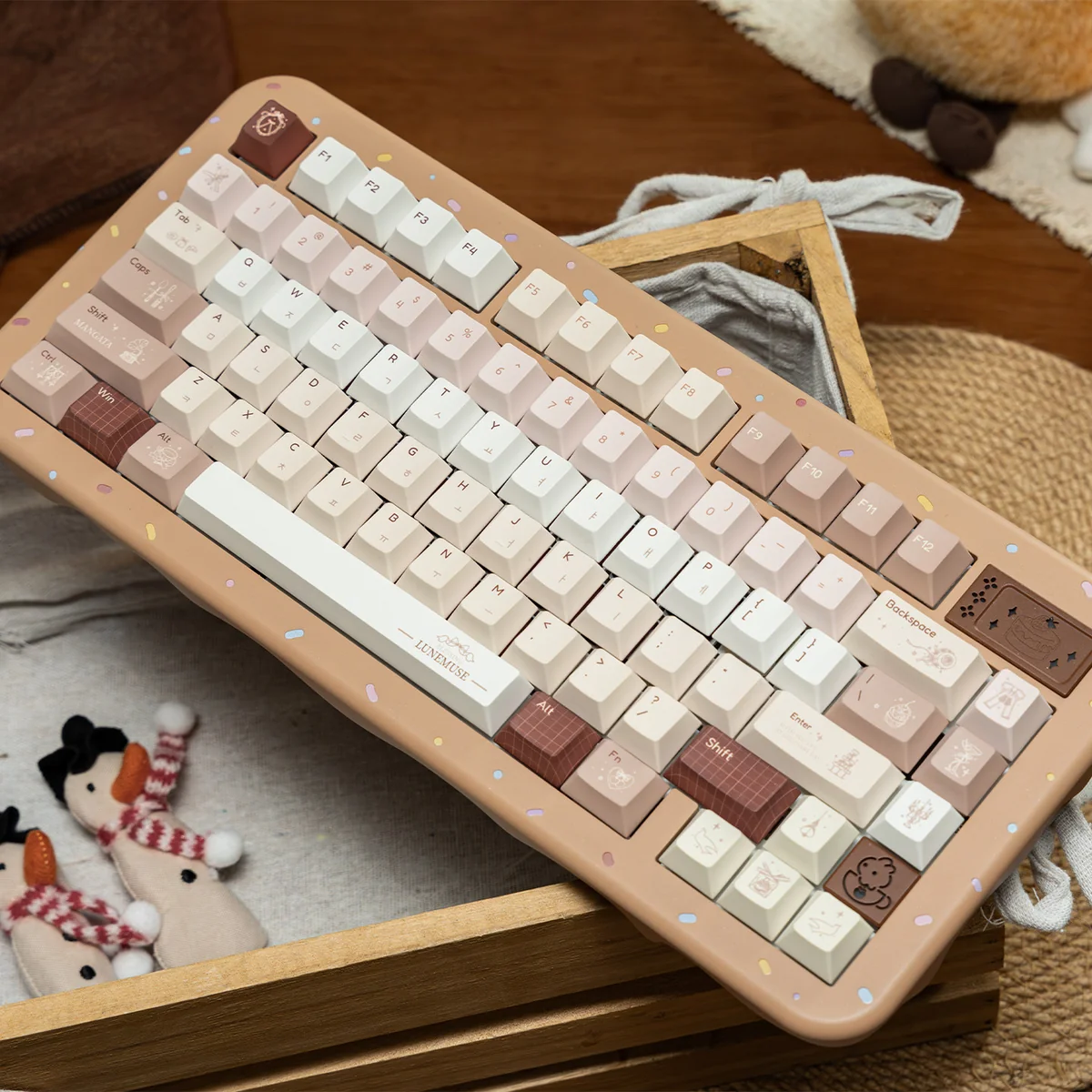 Caramel Maillard PBT dye-sub keycap set, featuring rich caramel and creamy accents, beautifully displayed for a premium aesthetic.
