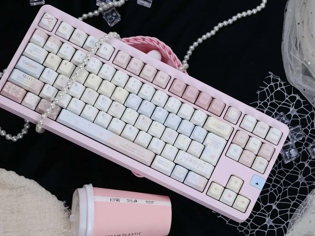 Dreamy Pink Star Keycaps set, showcasing whimsical celestial patterns and delicate stars for a personalized keyboard aesthetic.