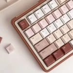 UR82 Caramel Isle tri-mode mechanical keyboard gallery. See its cute milk brown and caramel keycaps, quiet aesthetic, and versatile design up close.