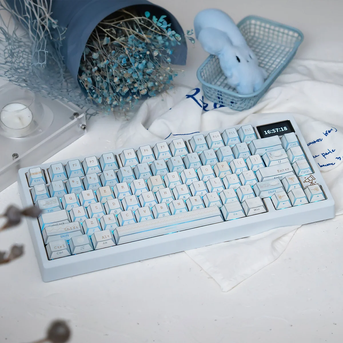 Winter Letter Series Folded Shadow Keycap Set. A minimalist winter keycap set with artistic geometric, PBT keycaps reflecting light.
