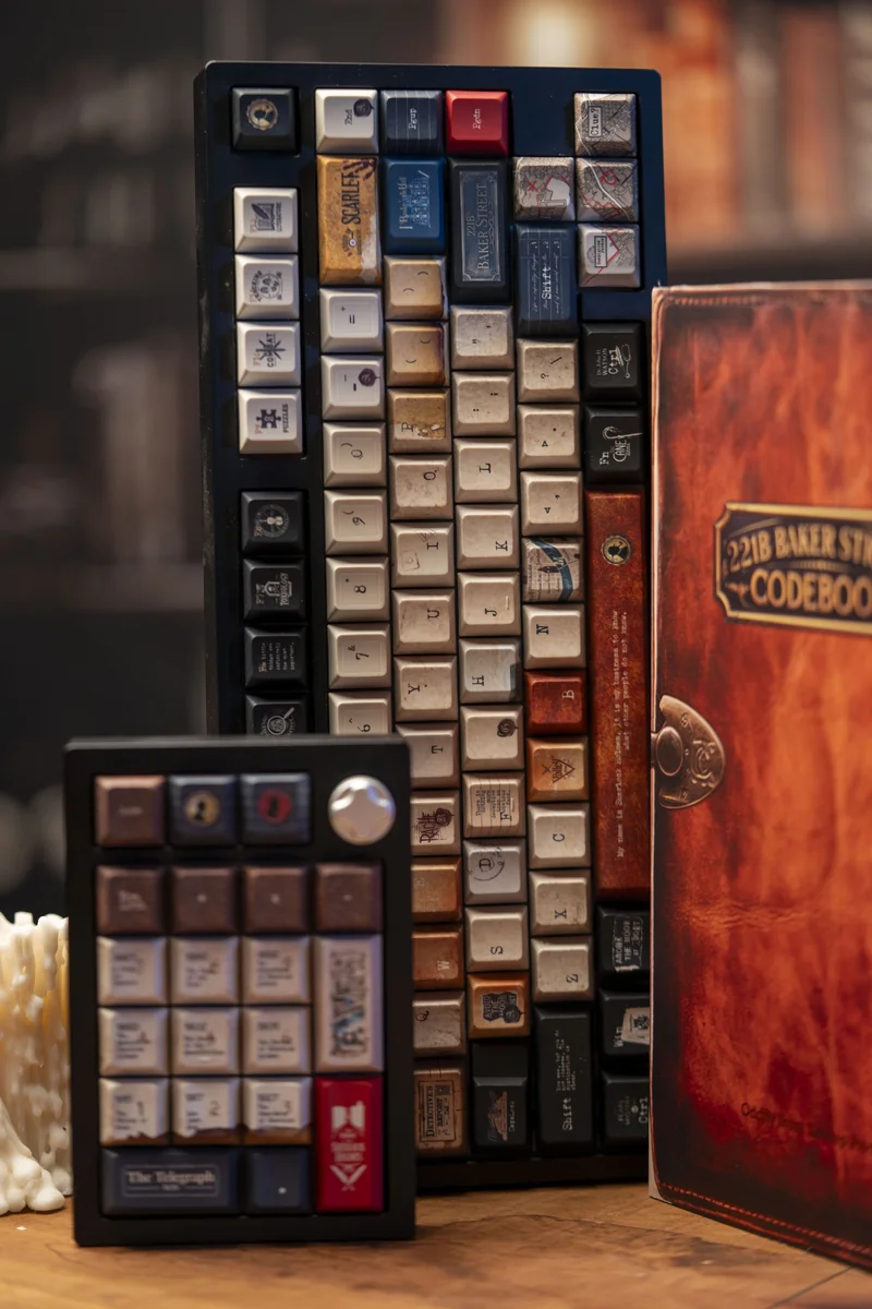 Premium Sherlock Holmes Keycaps PBT Dye-Sub set. Vintage detective aesthetic with cipher book motifs for an immersive, scholarly keyboard experience.