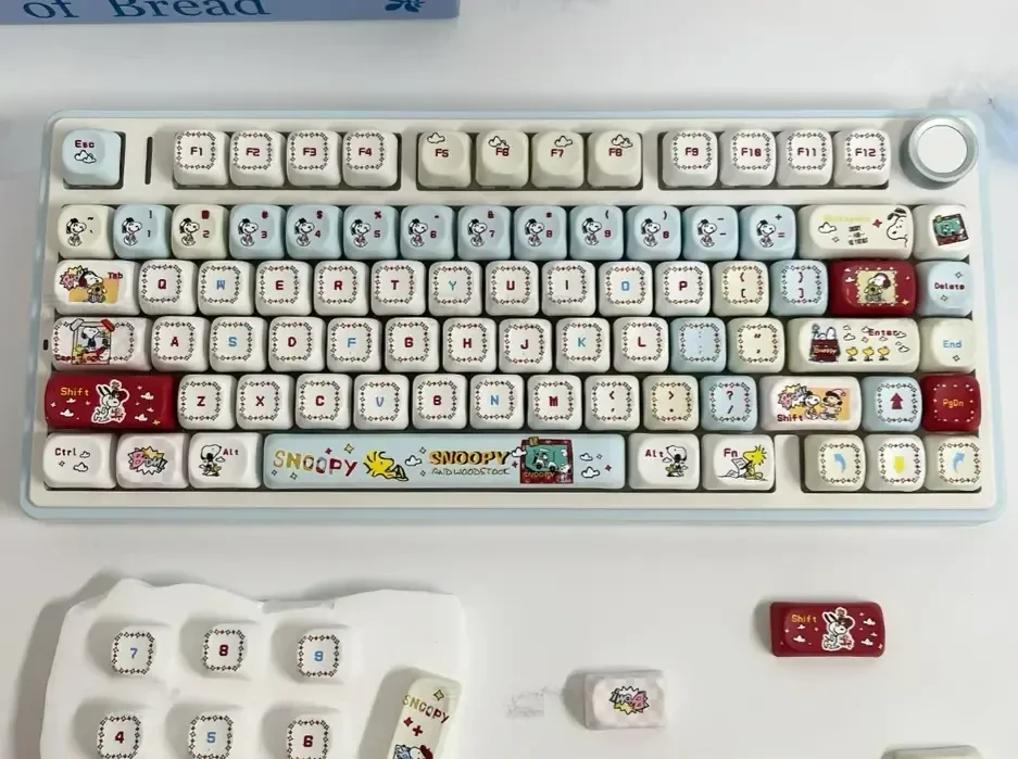 Exclusive Snoopy PBT MOA keycap set, a whimsical main display of vibrant Peanuts characters and clean dye-sub designs for nostalgic desks.