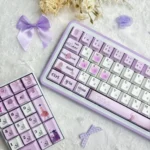 Official Violet Evergarden PBT keycaps exhibit elegant violet, blue keys, nostalgic typewriter motifs, luminous artistry.