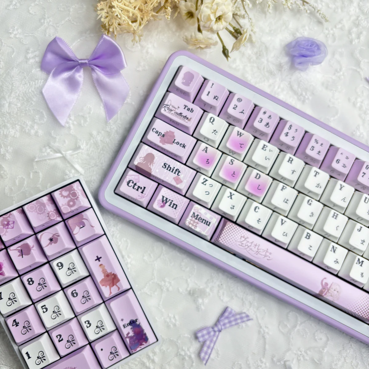 Official Violet Evergarden PBT keycaps exhibit elegant violet, blue keys, nostalgic typewriter motifs, luminous artistry.