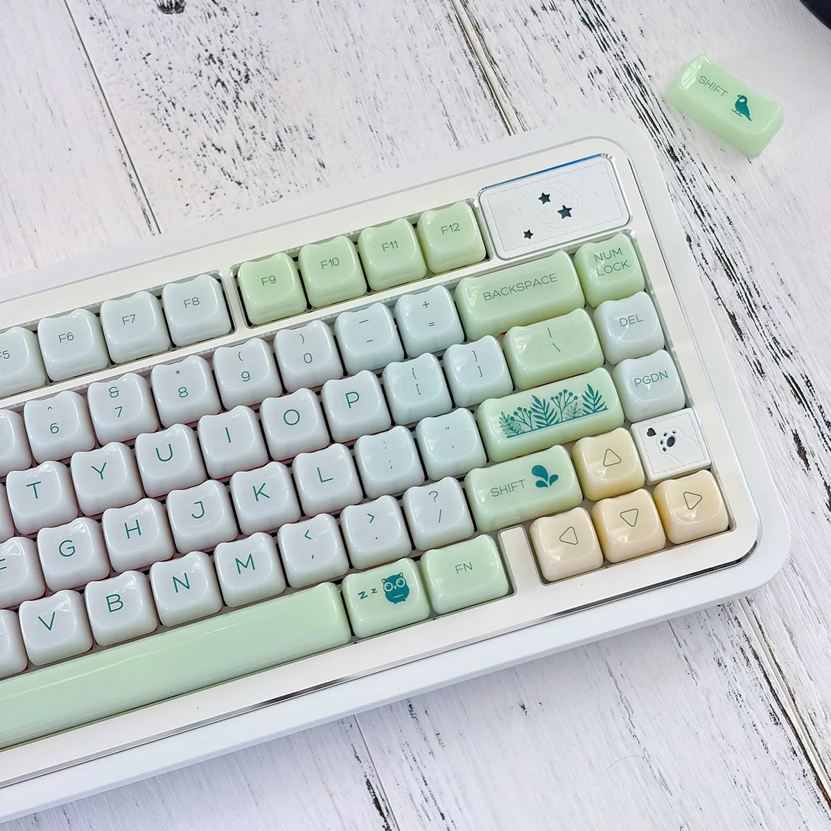 Vibrant Jelly Green PC Keycap Set, showcasing its nature-inspired MAO profile with a smooth, jade-like finish from a captivating angle.