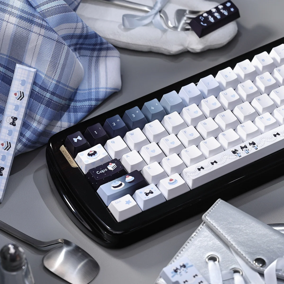 Whimsical Cat Baker PBT Dye-Sub keycap set, 145 keys in a charming box, showcasing playful feline chefs and pastel kitchen scene.