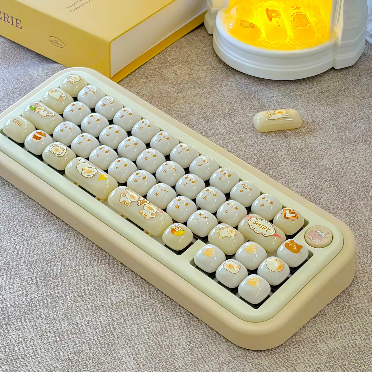 An adorable gallery of Cat Keycaps, highlighting their smooth PC jelly bun aesthetic and ergonomic MOG profile from multiple playful angles.