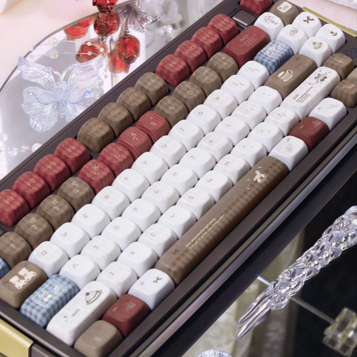 Milky Bear PBT keycaps, 126-key set, showcasing artistic side-lit legends and captivating light effects.