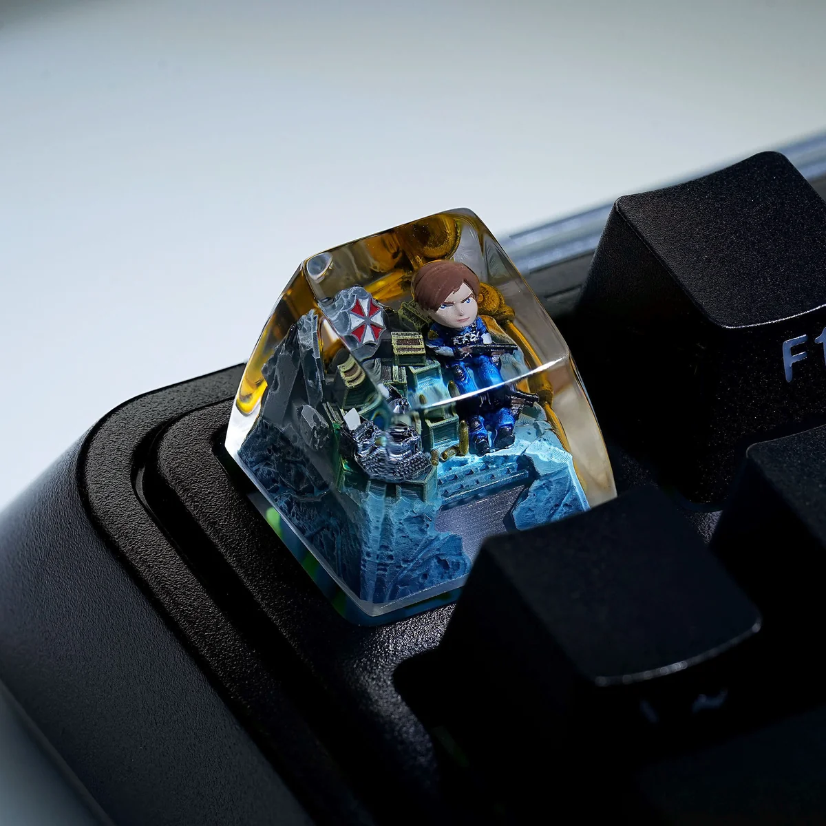 Iconic Resident Evil Leon Scott Kennedy artisan keycap, SA R1 profile, showcased with detailed, high-transparency resin artistry for gaming nostalgia.