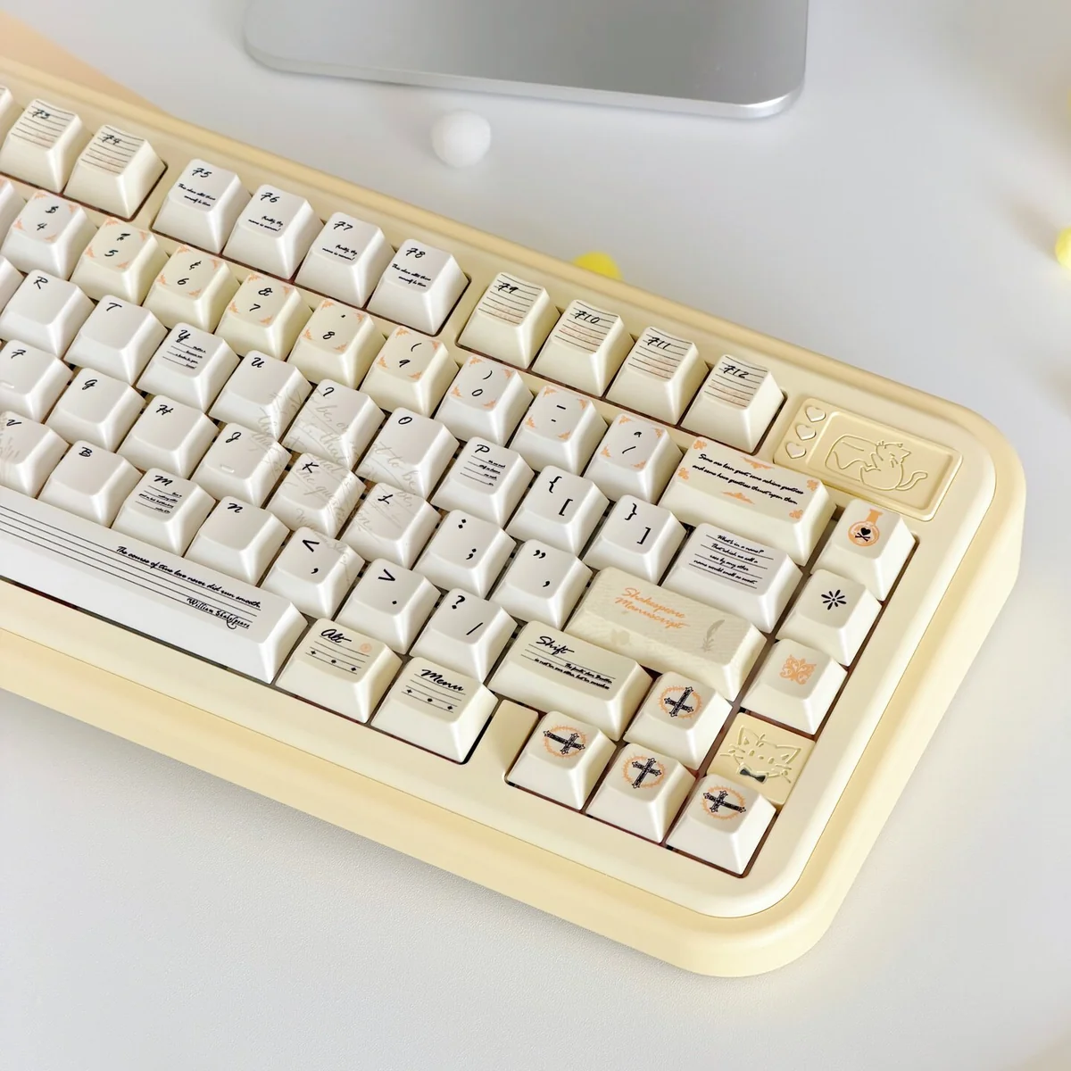 Shakespeare Keycaps: vintage milky yellow PBT, shimmering finish, literary accents. Premium, Shakespearean-inspired details shown.