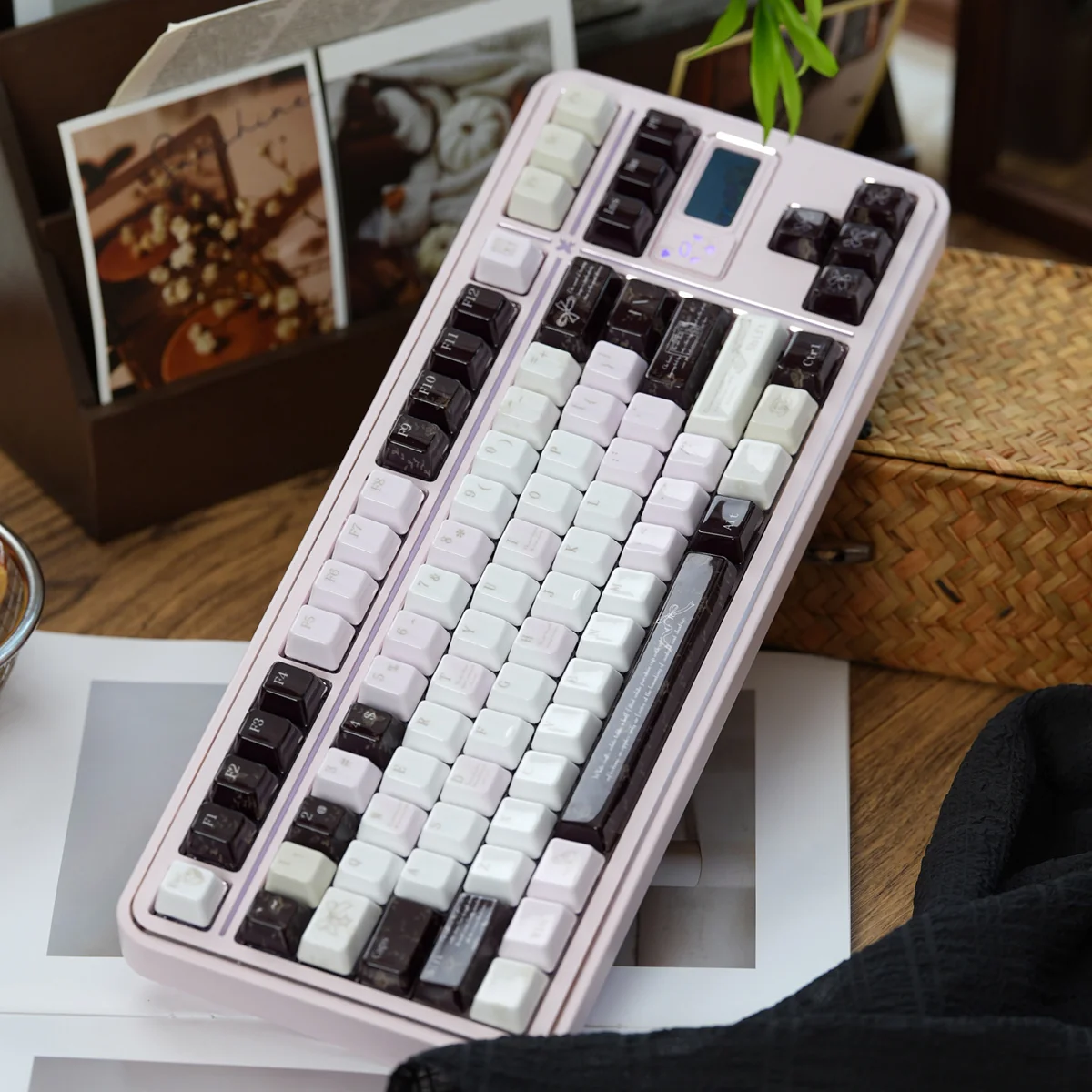 Ceramic Keycap Set Black Veil Pink Dimple. Exquisite ceramic keycaps, multi-angles highlight mysterious dark and pink tones, offering tactile visual luxury.