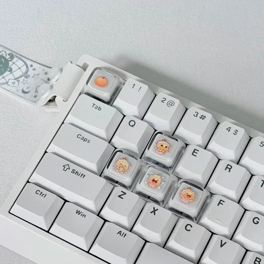 Playful translucent Capybara Couple Lumeikeycaps, an adorable XDA 5-key set, showcase a whimsical glowing capybara couple illustration, perfect for unique keyboard.