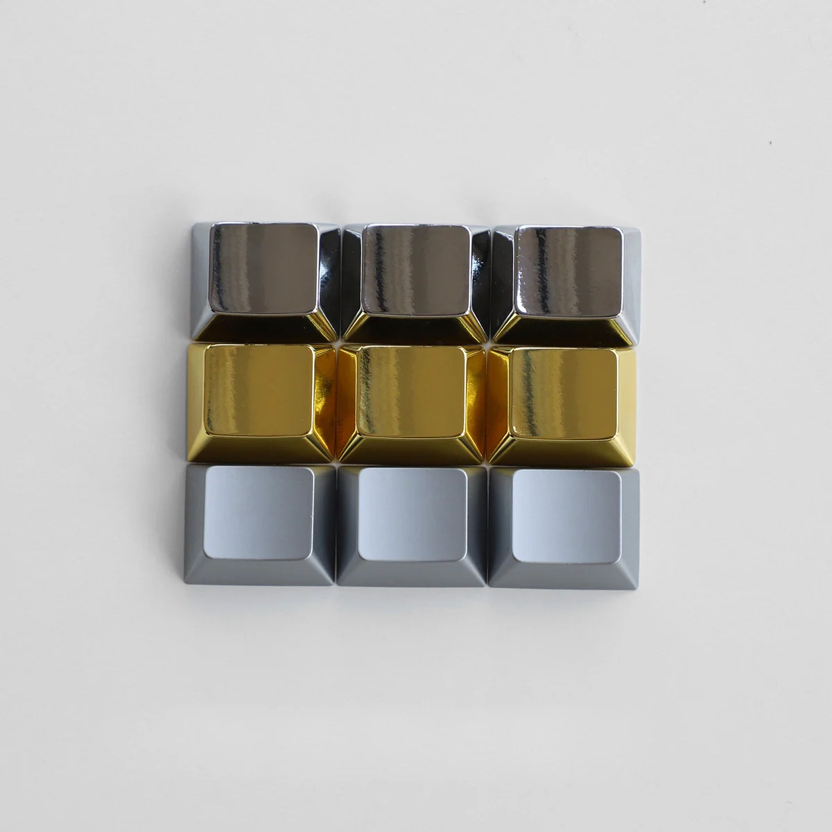 Premium zinc alloy R1 1.25u blank metal keycap showcasing a sleek, minimalist design and elegant metallic finish for a premium keyboard aesthetic.
