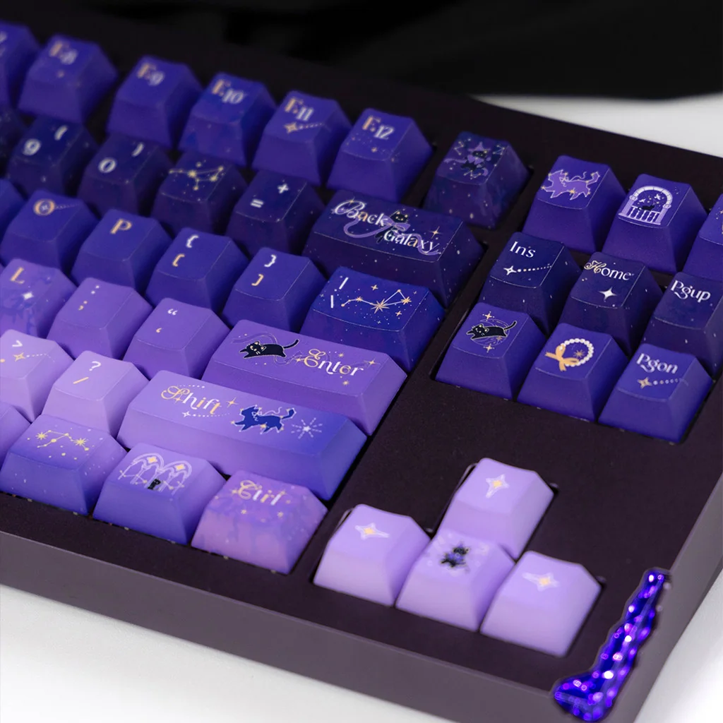 Starry Night Corridor Keycap Set: Artistic views highlight immersive deep blue and purple cosmic landscapes with ethereal stardust, embodying celestial wonder.